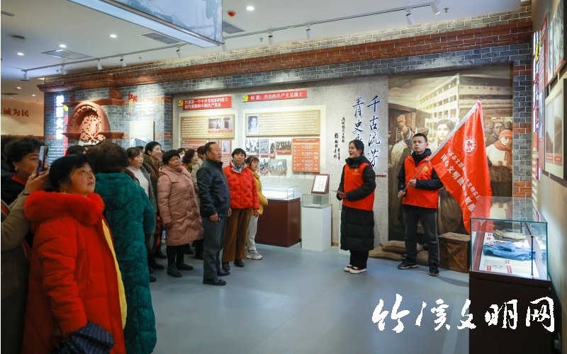 元宵节当天，竹溪县文明旅游志愿服务队在县档案馆开展文明旅游志愿服务活动，为游客讲解竹溪发展史，讲红色故事.jpg