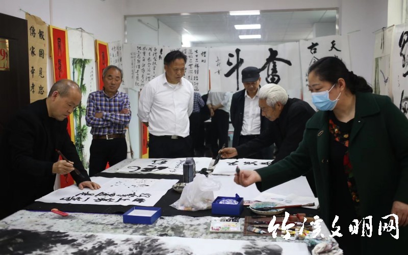 志愿者现场作画(1).jpg