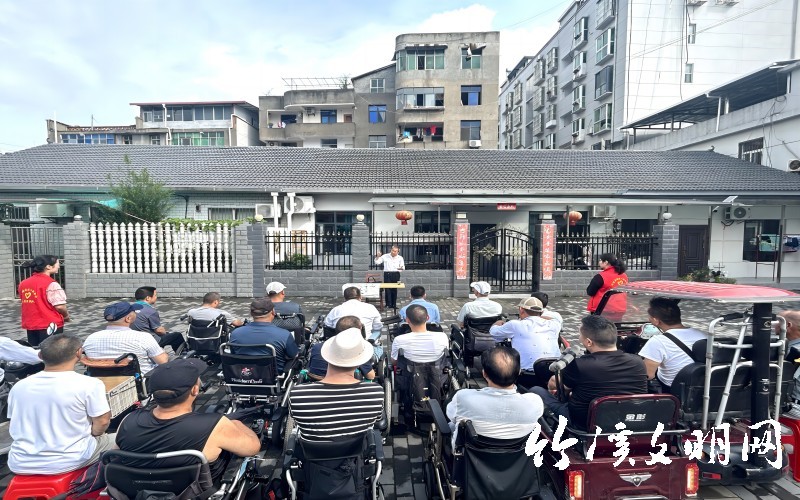 活动时间：7月27日上午，活动地点：竹溪县残联。活动内容：道德模范夏德芳同志为残疾人开展道德宣讲。(1).jpg