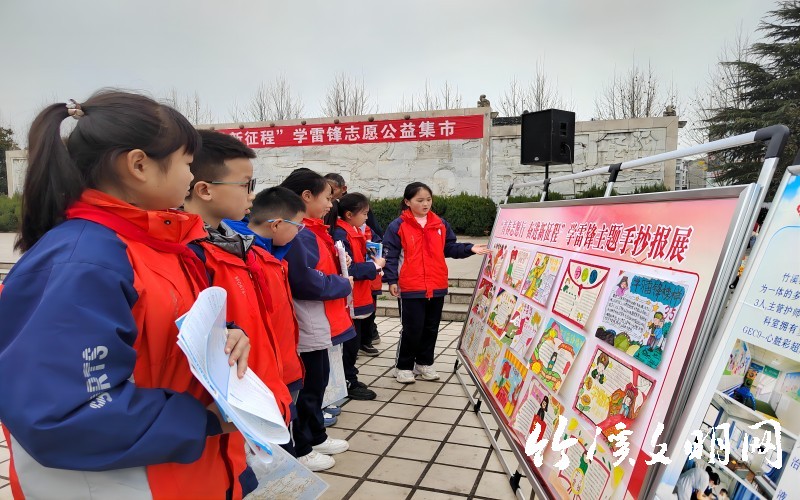 2024年3月5日，竹溪县密云小学学生开展“学雷锋”主题手抄报展(1).jpg