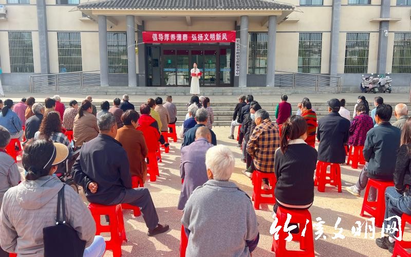 竹溪县“文明河流”建设宣讲走进中峰镇青草坪村